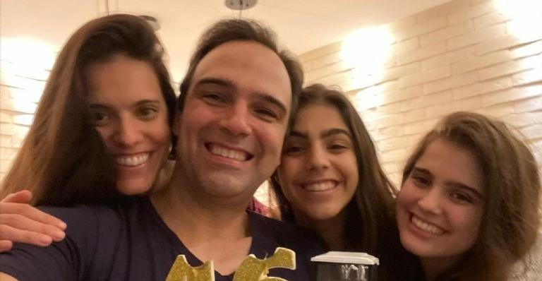 Esposa de Tadeu Schmidt faz aniversário e ganha surpresa das filhas do apresentador