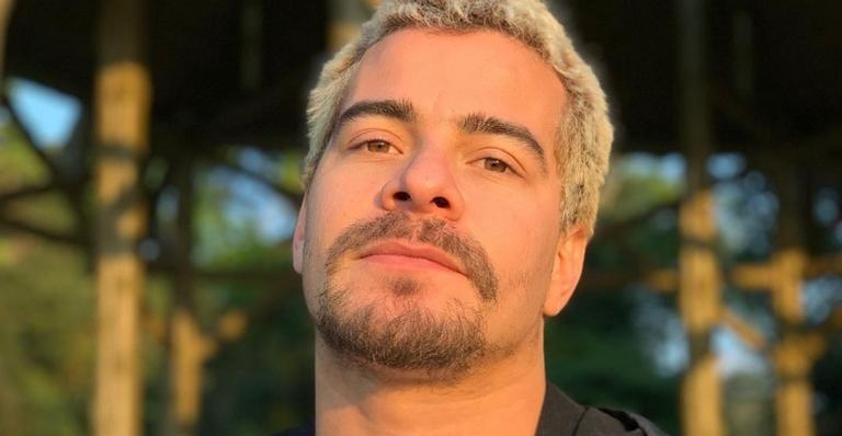 Thiago Martins aparece em clique romântico com a namorada e brinca: ”Não leva jeito”