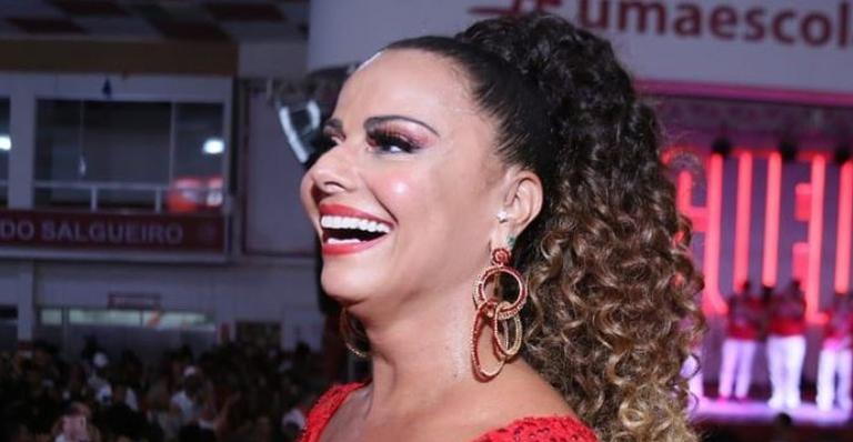 Viviane Araújo relembra vídeo sambando na quadra do Salgueiro e celebra ‘Dia do Passista’