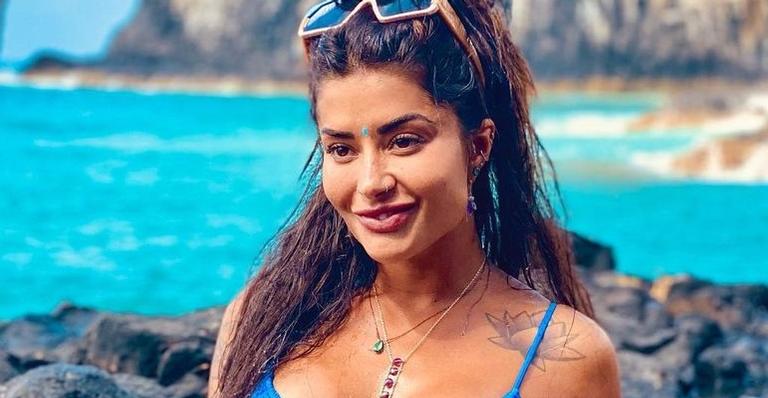 Aline Riscado exibe corpão sarado de biquíni em cenário paradisíaco em Noronha: ”Um monumento”