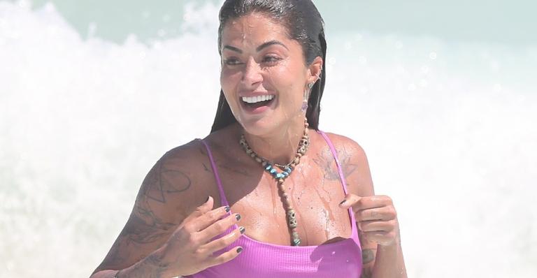 Aline Riscado é clicada exibindo corpão sem retoques em praia do Rio de Janeiro