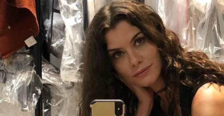 Alinne Moraes encanta ao posar nos bastidores de nova novela das nove