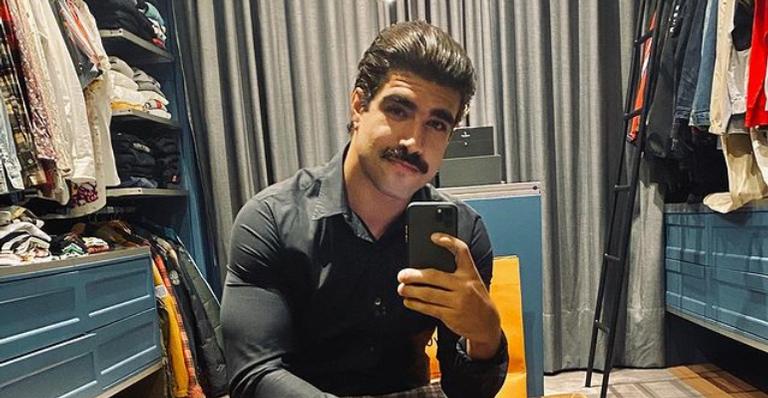 Caio Castro surge surfando em Fernando de Noronha e recebe elogios de fãs: ”Linda foto”