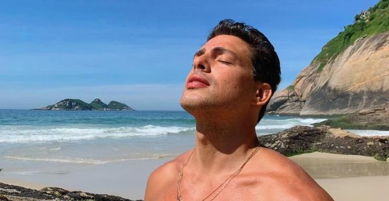 Cauã Reymond ostenta corpo sarado em banheira diferentona: ”Conservar”