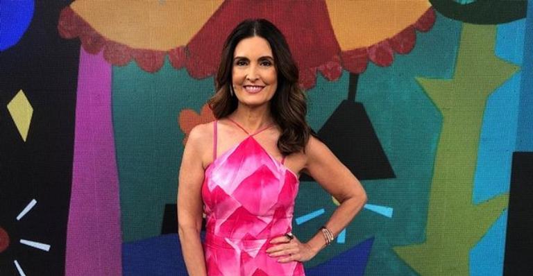 Fátima Bernardes aposta em cabelão liso para o ‘Encontro’ e arranca elogios dos fãs: ”Gata”