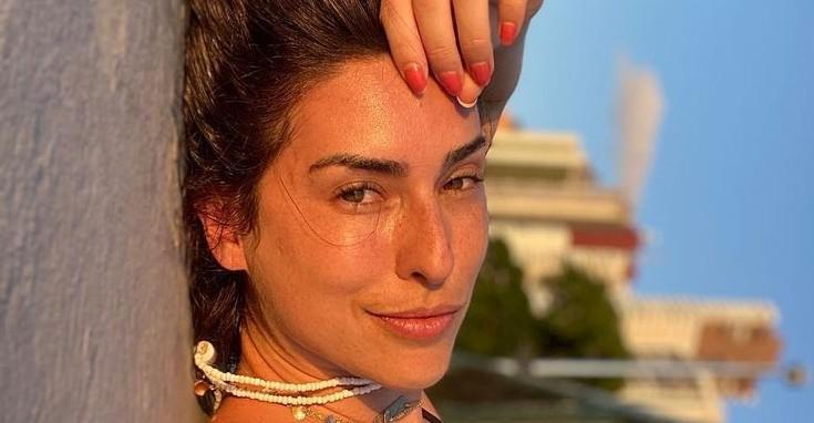 Fernanda Paes Leme surge fazendo alongamento na natureza