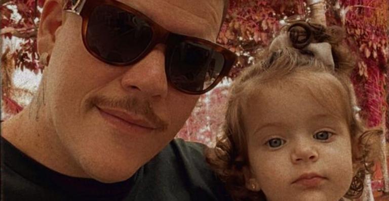 Ferrugem se derrete ao posar com a filha caçula, Aurora: ”Ela parece uma fada!”