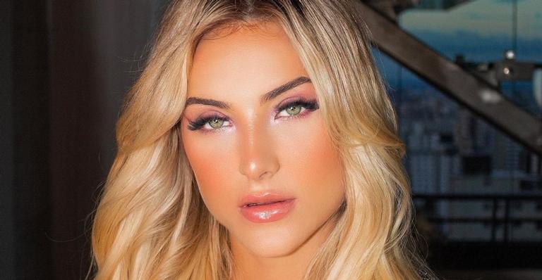 Gabi Martins sensualiza em cliques de biquíni na praia e rouba a cena com corpão: ”Uma deusa”