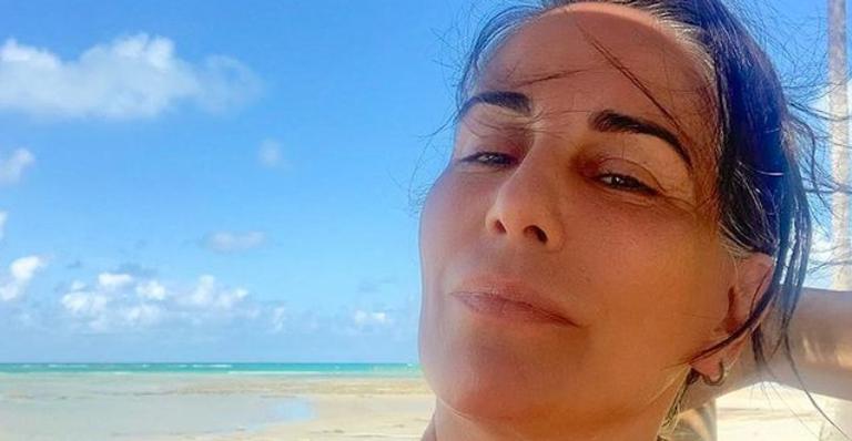 Gloria Pires esbanja beleza e carisma ao posar para clique descontraído