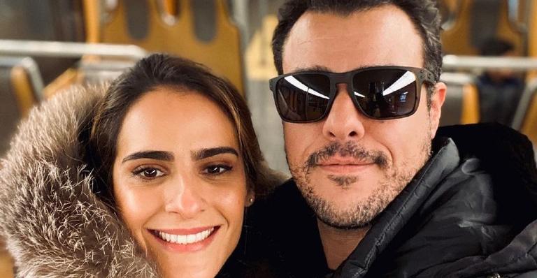 Joaquim Lopes e Marcella Fogaça aparecem fazendo pose inusitada em foto e o ator não perde a piada