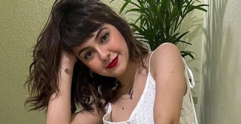 Klara Castanho posa com look estampado com Frida Kahlo e recebe elogios: ”Af! Que linda!”