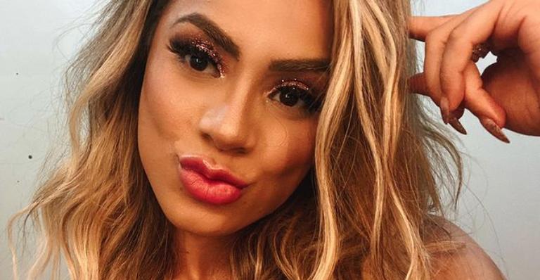 Lexa ostenta bumbum perfeito ao posar de biquíni meio a natureza