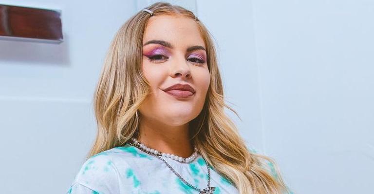 Em Noronha, Luísa Sonza posa com biquíni mínimo e exibe curvas impecáveis: ”Que corpo!”