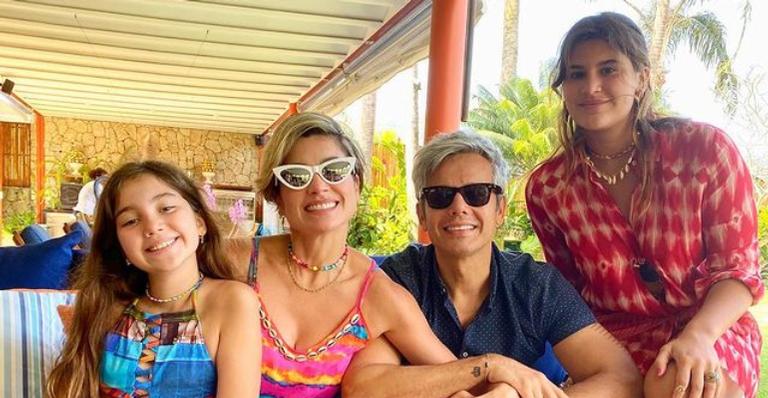 Na praia, Giulia Costa posa coladinha com sua família e se derrete: ”Meu tudo!”