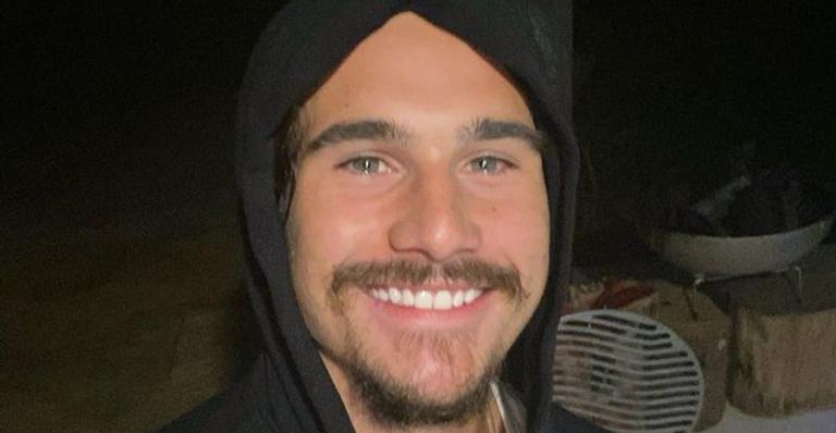 Nicolas Prattes arranca sorrisos ao posar para clique fofíssimo com seu cachorrinho de estimação