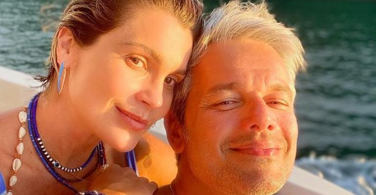 Otaviano Costa posa coladinho com Flávia Alessandra durante mergulho em águas cristalinas