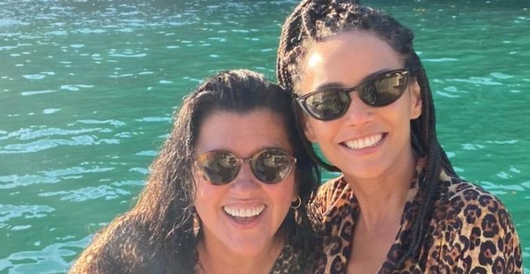Regina Casé e Taís Araújo curtem férias juntas: ”Estava com saudade de uma resenha dessa”