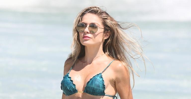 Na praia, ex-BBB Renata Dávila é clicada com biquíni fininho e rouba a cena com abdômen trincado