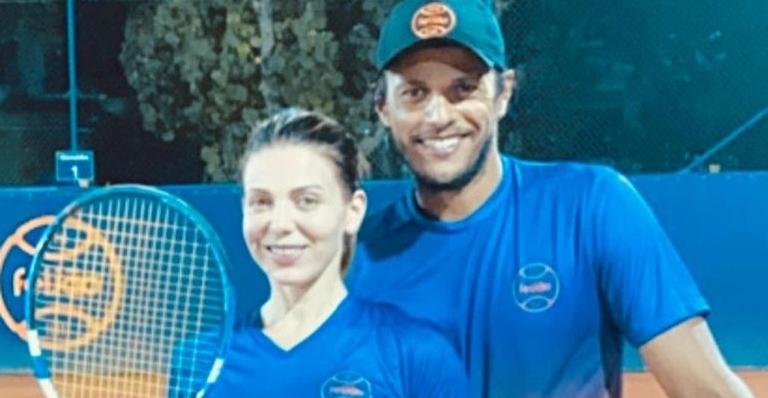 Sheila Mello faz aulas de tênis com o namorado e elogia: ”Treinador gigante”