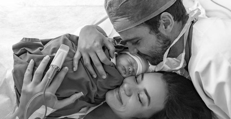 Talita Younan se declara para o marido, João Gomez, e para a filha, Isabel: ”Meus amores”