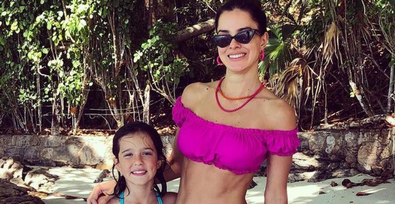 De férias, Vera Viel posa para lindo registro com a filha caçula, Helena: ”Aproveitando”