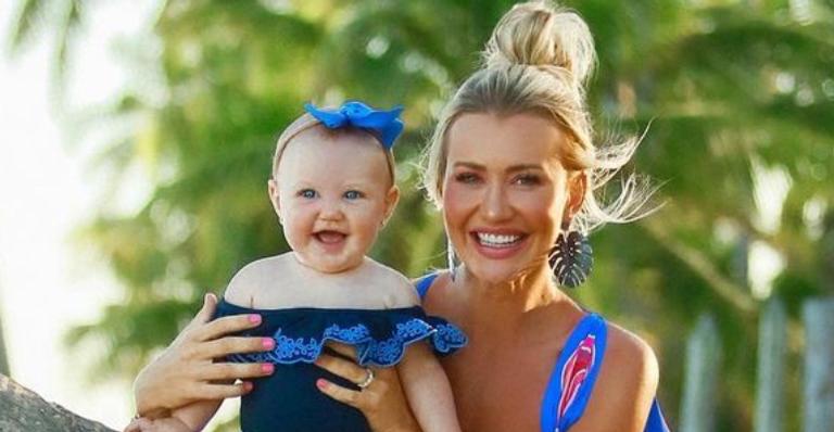 Vicky rouba a cena ao aparecer toda sorridente em clique com a mãe, Ana Paula Siebert