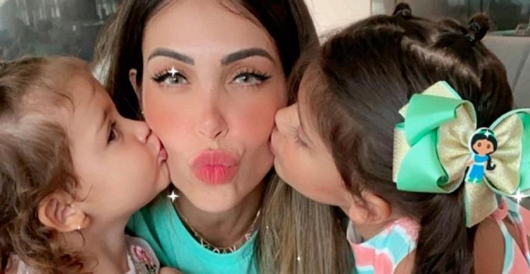 Alerta de fofura! Bella Falconi posta fotos lindas das filhas e se declara: ”Minha vida todinha”