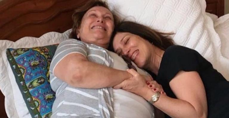 Beth Goulart relembra foto com Nicette Bruno: ”Saudade desse colo”