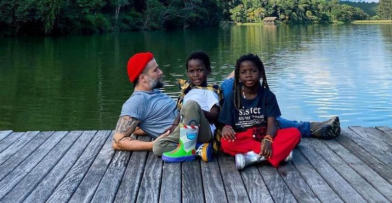 Bruno Gagliasso viaja ao lado de Titi e Bless e dispara: ”Noronha com papito”