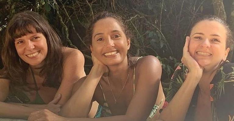 Camila Pitanga resgata lindo registro ao lado de amigas queridas: ”Muita saudade e gratidão”