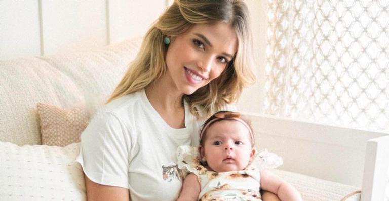 Carol Dias encanta a web ao compartilhar fotos fofas da filha, Esther: ”Meu tudo”