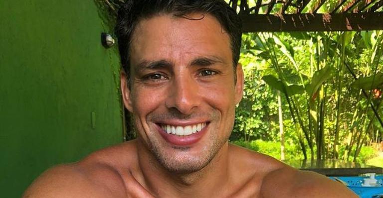 Cauã Reymond posa com sua cachorrinha na academia: ”Tenha alguém que te incentive no treino”