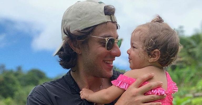 Chay Suede compartilha lindos cliques da esposa, Laura Neiva, e da filha, Maria: ”Trio de amor”