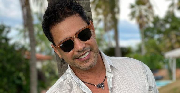 Zezé Di Camargo faz pose de modelo e rouba a cena na web: ”Perfeito!”