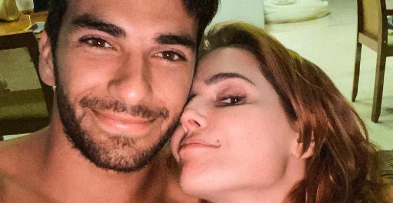Deborah Secco se derrete ao flagrar o marido, Hugo Moura, diante de vista paradisíaca