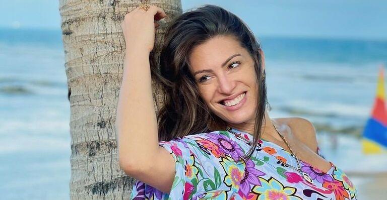 Esposa de César Filho, Elaine Mickely, esbanja beleza em biquíni vermelho: ”Uma diva”