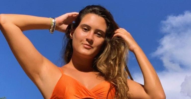 Filha de Fátima Bernardes posa bronzeada de biquíni e arranca suspiros: ”Que corpo é esse?”
