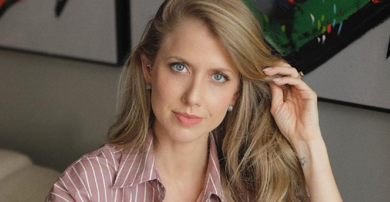 Completando 35 anos, Gabriela Prioli ganha um ”bolo de livros” e agradece