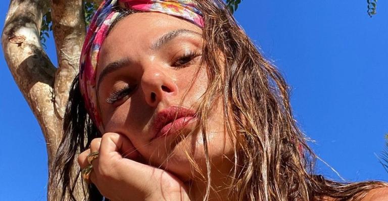 Isis Valverde pratica yoga em sua mansão e arranca elogios dos fãs: ”Mais linda impossível”