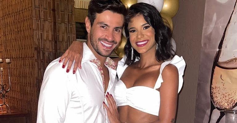 Bebê a bordo? Jakelyne assusta Mariano com roupinhas de bebê: ”Primeiro presente do nosso baby”