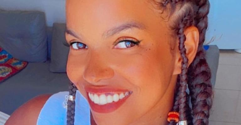 Na Bahia, Jeniffer Nascimento dispensa biquíni e posa de topless em cachoeira: ”Parece um quadro”