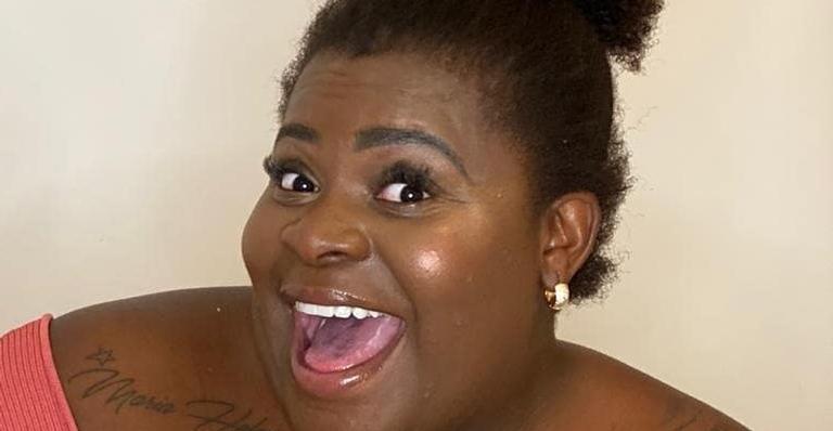 Milionária! Jojo Todynho combina look laranja com bolsa grifada de R$26 mil: ”Ombro quase caiu!”