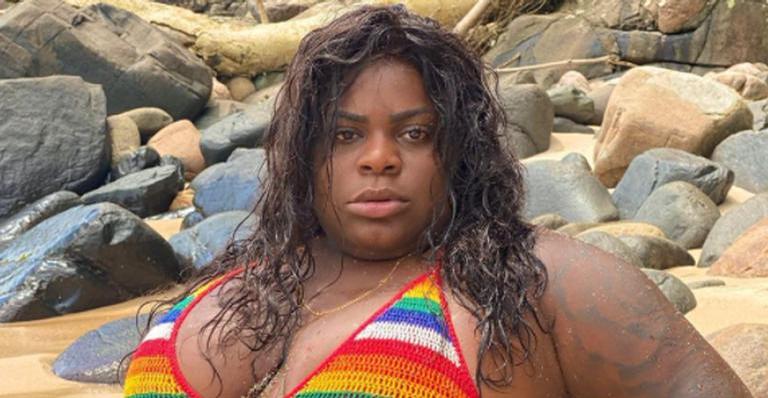 De biquíni, Jojo Todynho relembra clique em que aparece bronzeada e pede: ”Vem vacina!”