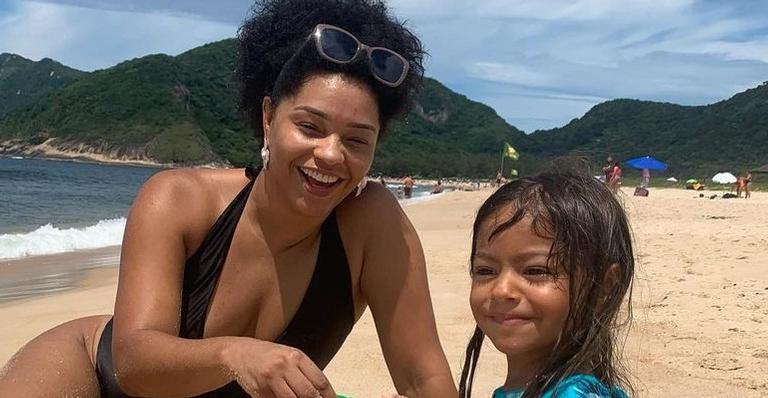 Juliana Alves aproveita clima de nostalgia e relembra momento especial ao lado da filha