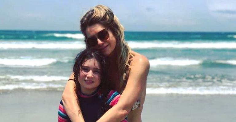 Leticia Spiller relembra registro ao lado da filha caçula e encanta web