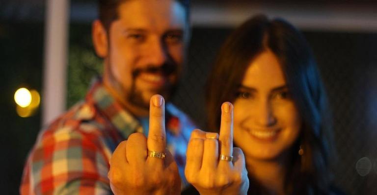 Após vídeo emocionante, Mari Palma e Phelipe Siani usam a web para celebrar: ”A gente vai casar”
