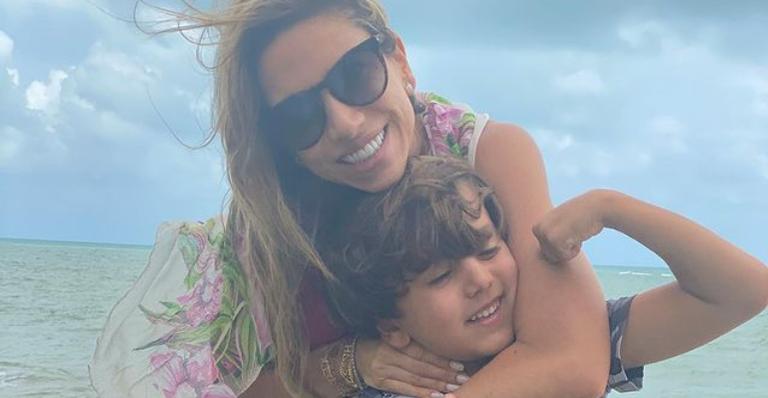 Patricia Abravanel encanta ao surfar com o filho mais velho