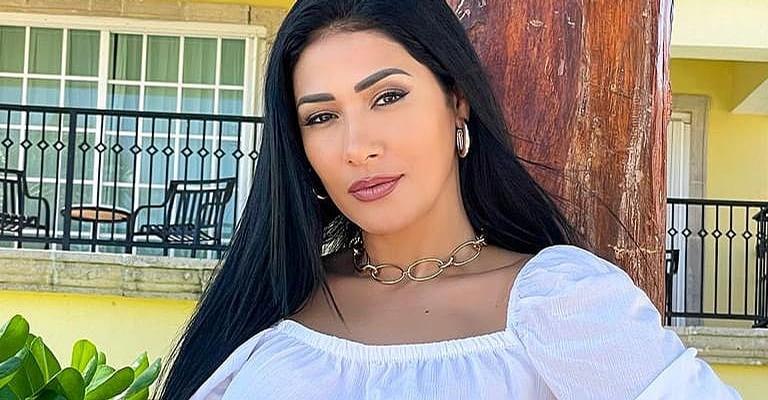 Com maiô recortado, Simaria posa saindo do mar e exibe curvas impecáveis