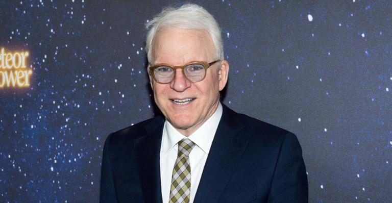 Steve Martin toma vacina contra Covid-19 e comemora: ”Suave”