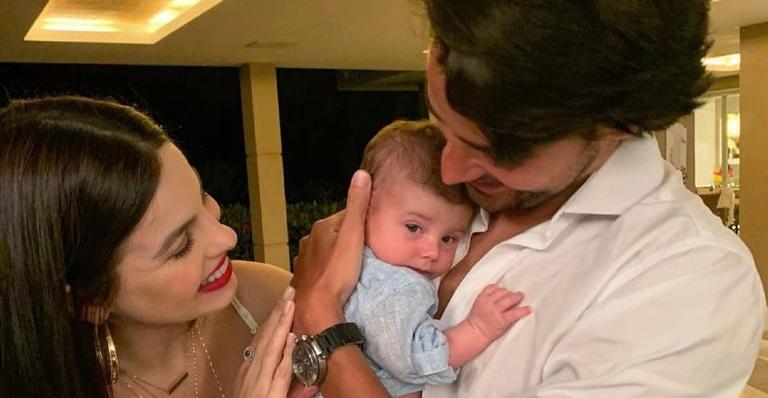 Sthefany Brito publica registro segurando a mãozinha de Enrico e se declara